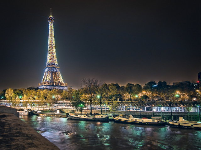 ライトアップされたエッフェル塔とパリの夜景は絶景！