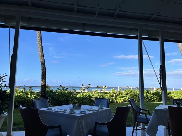 ハワイでの朝はホテルレストランのごちそうを優雅に?