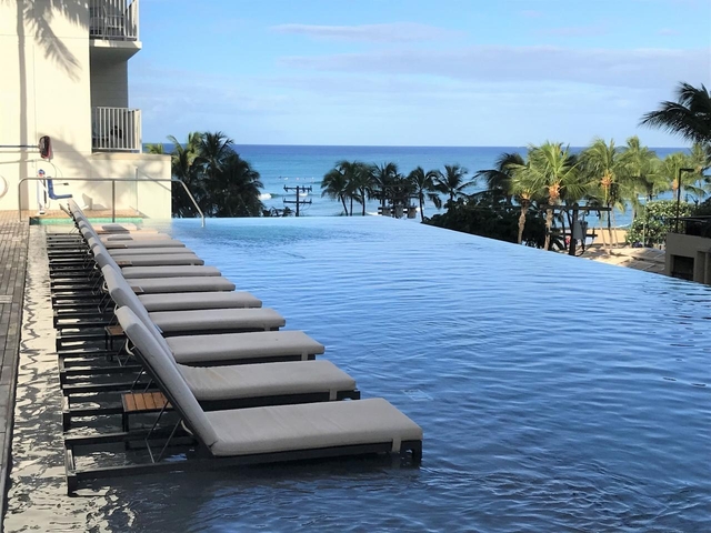 6. アロヒラニ リゾート ワイキキ ビーチ