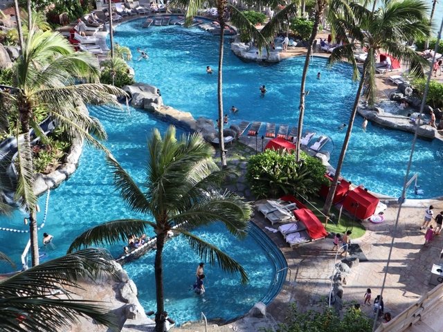 ホテル自慢のプールで非日常の時間を満喫しましょう