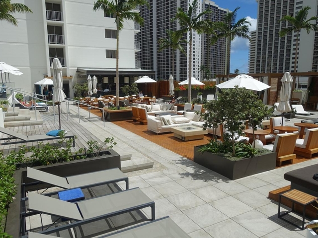 6.アロヒラニ リゾート ワイキキ ビーチ