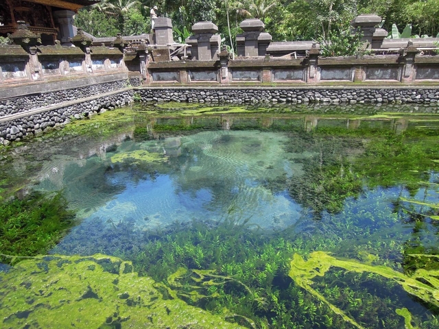 ティルタ ウンプル寺院