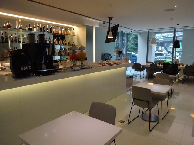 6. アンビエンス ホテル