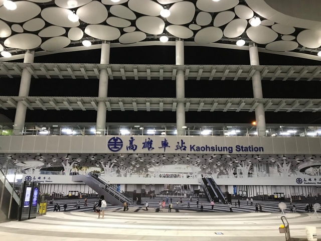 MRT(地下鉄)と台湾鉄道が交わる「高雄駅」周辺