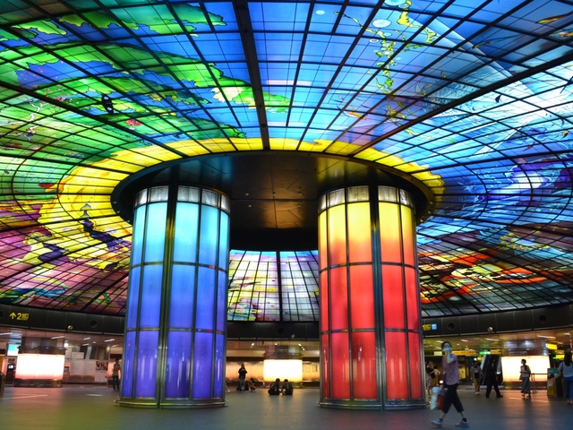 MRTの2路線が交わる「美麗島駅」周辺