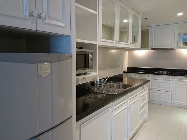 5. センター ポイント シーロム リバー ビュー ホテル