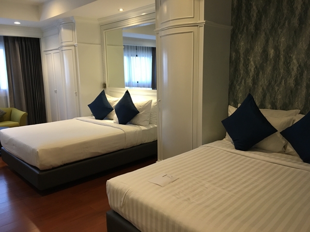 1. センター ポイント シーロム リバー ビュー ホテル