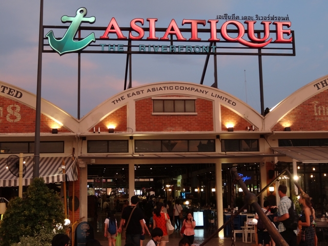 1. センター ポイント シーロム リバー ビュー ホテル