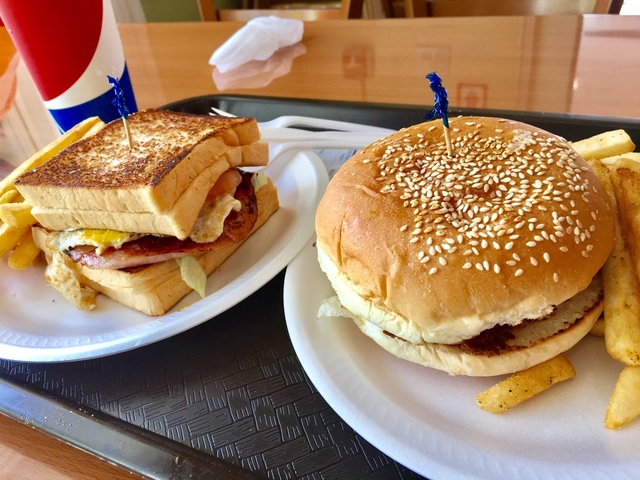 7位:巨大なバーガーには肉とベーコンと目玉焼き！「メスクラ ドス (2号店)」