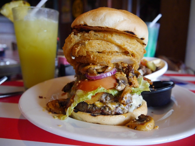 1位:インパクト大！がっついて食べたい！「T.G.I.フライデーズ (タモン店)」