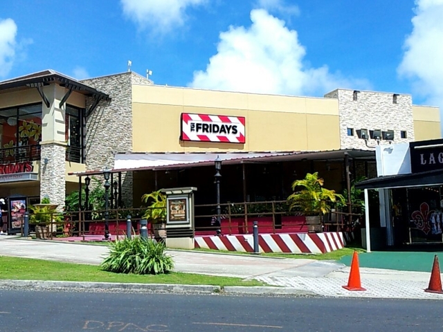 1位:インパクト大！がっついて食べたい！「T.G.I.フライデーズ (タモン店)」