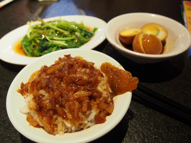 3.鬚張魯肉飯（フーシュィジャンルーロウファン）