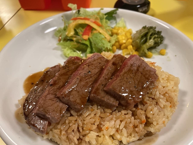 8. 海鮮だけじゃない！ ボリューミーな肉が乗った「ステピ」