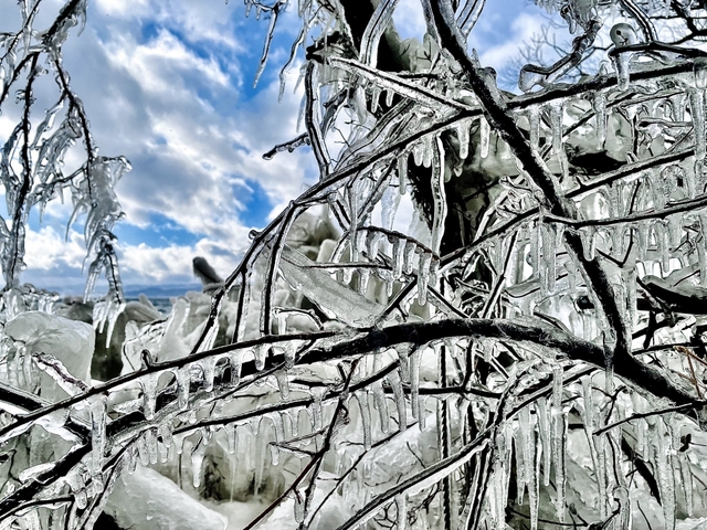 3. 福島・猪苗代湖のしぶき氷