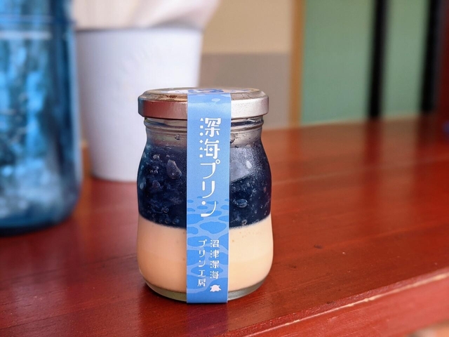 16. 鮮やかなブルーが目を引く「深海プリン」