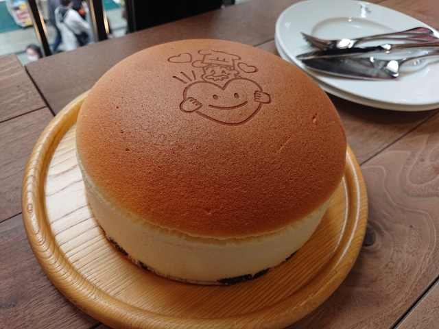 「焼きたてチーズケーキ」 / りくろーおじさんの店