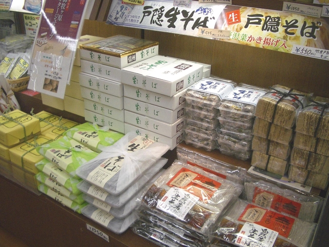 黒っぽい麺と豊かな風味！ 信州そばと一線を画す「戸隠そば」の生そばや乾麺