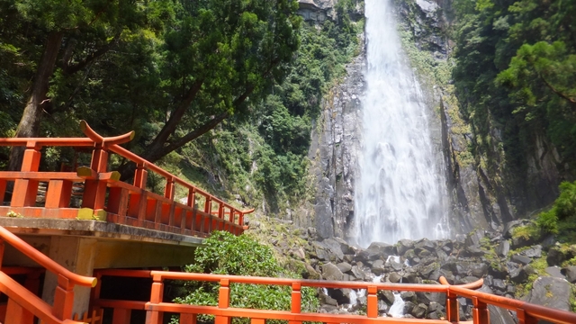 3. 神々しいまでの美しさ「那智の滝」