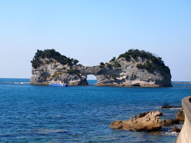 9. 海食洞(かいしょくどう)が特徴的な小さな島「円月島」