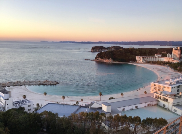 11. 海外リゾートのような真っ白の砂浜「白良浜」