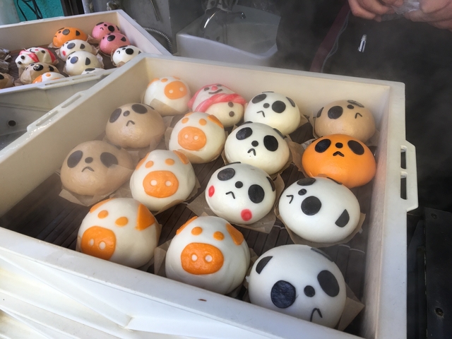 1. パンダまん / 老維新(ローイシン)