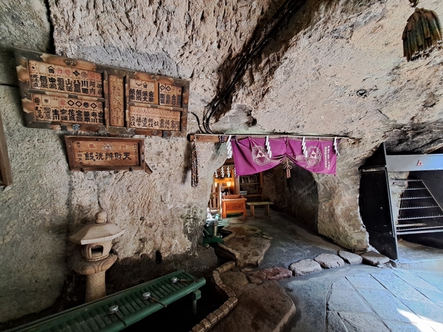 銭洗弁財天宇賀福神社