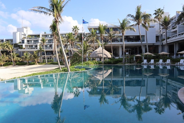 ザ・ムーンビーチ ミュージアムリゾート / 恩納村前兼久