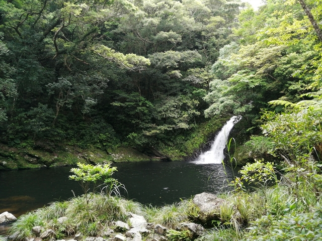 12. 太陽の光で美しく輝く「マテリヤの滝」