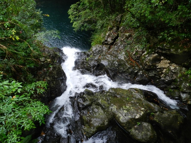 12. 太陽の光で美しく輝く「マテリヤの滝」