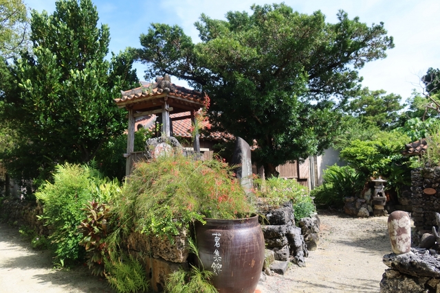 6. 日本最南端の寺院で竹富島の歴史を学ぶ