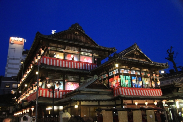 1. 日本三古湯・道後温泉を象徴する場所「道後温泉本館」