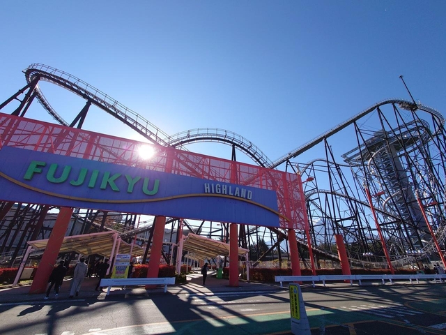 4. 入園料無料！ 世界屈指の絶叫モノが揃う「富士急ハイランド」