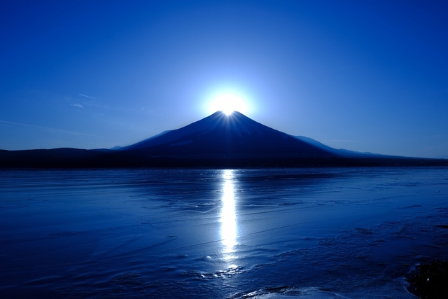 6. 山頂に夕日が輝く”ダイヤモンド富士”の聖地「山中湖」