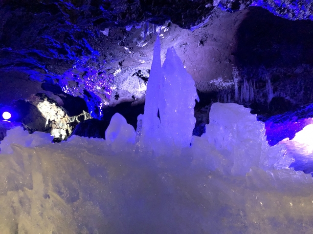 12. 自然の神秘が生んだ氷の世界。氷柱は必見！ 「鳴沢氷穴(なるさわひょうけつ)」