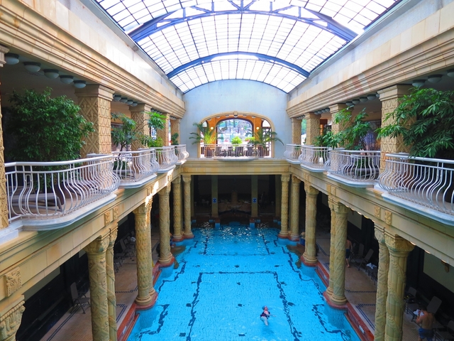 12. ゲッレールト温泉