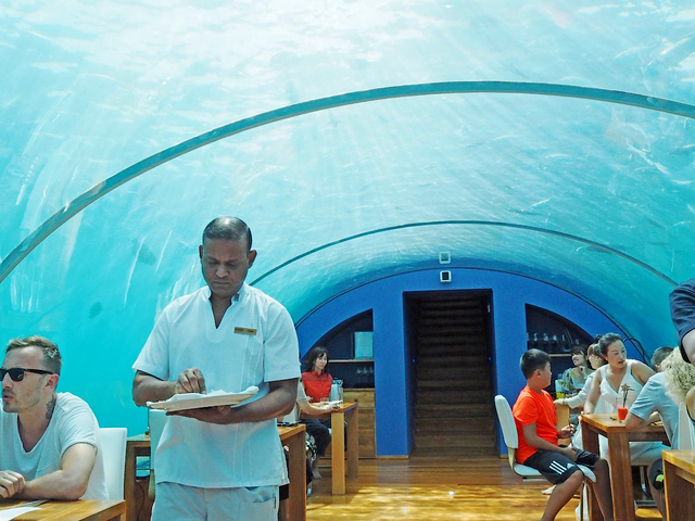 12. 水中レストラン イター