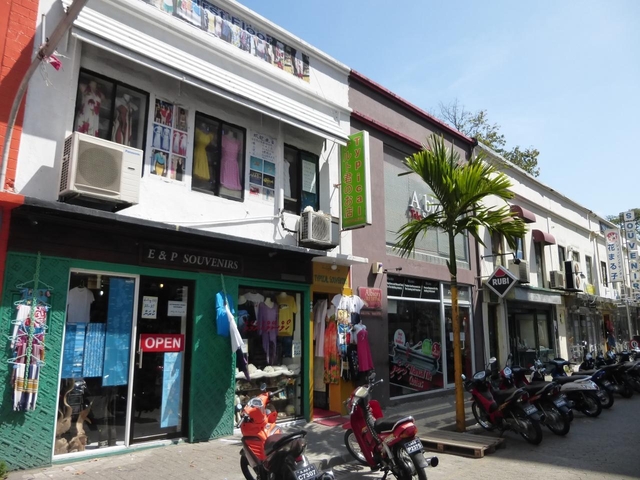 ナサンドラ桟橋から南に延びる目抜き通り「チャンダニー マグ」