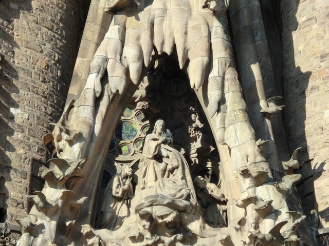 1. 生誕のファサード