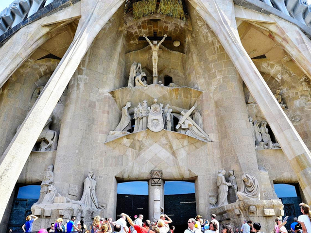 2. 受難のファサード