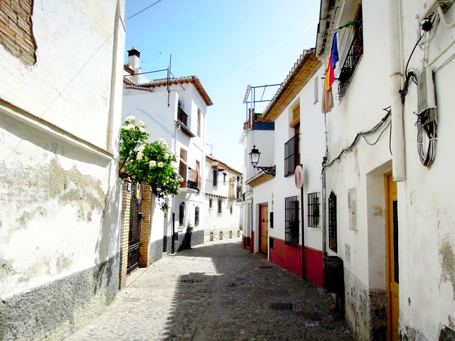 イスラムの町並みが残る「アルバイシン」