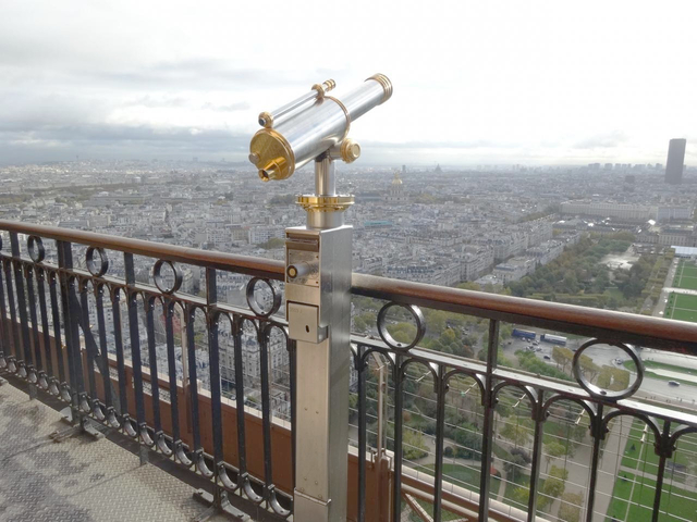エッフェル塔に上ってみよう