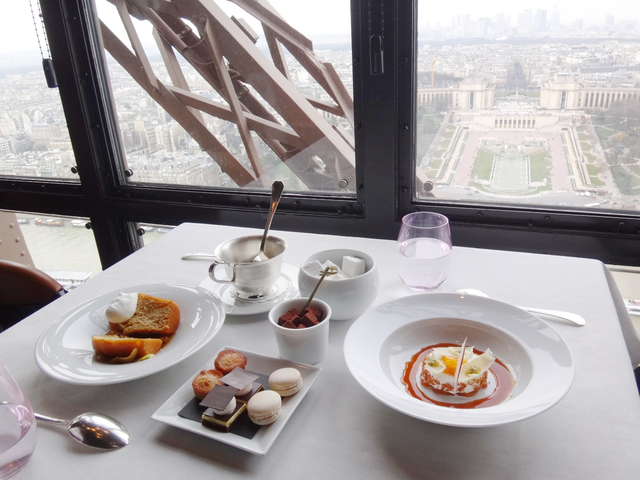 パリの景色を楽しめるエッフェル塔のフレンチレストラン