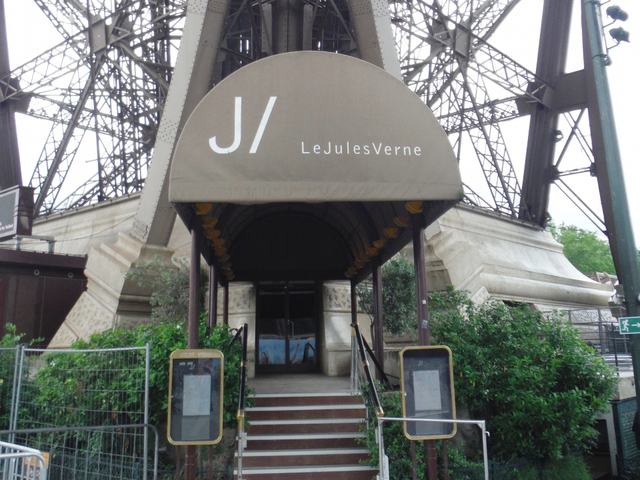 パリの景色を楽しめるエッフェル塔のフレンチレストラン