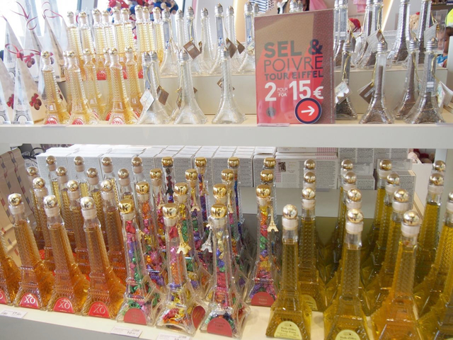 オフィシャルショップでエッフェル塔のお土産を買おう