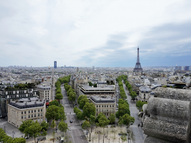「シャンゼリゼ大通り」とエッフェル塔