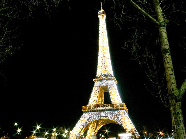 6.イルミネーションが美しい夜のエッフェル塔