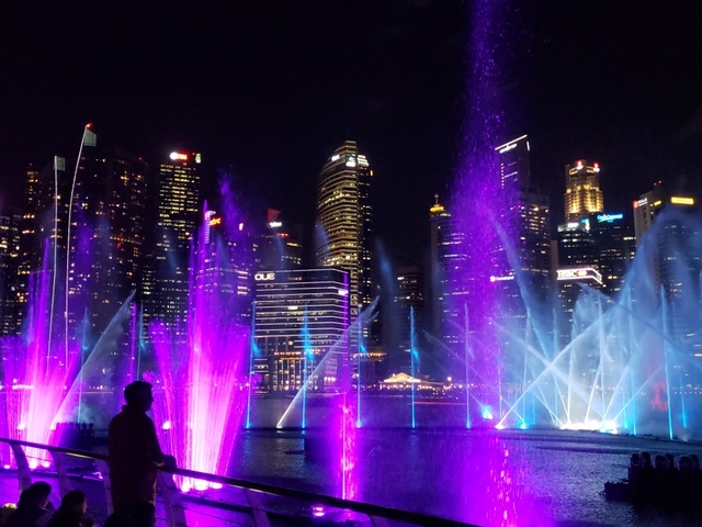 大迫力の噴水ショー「スペクトラ」を鑑賞