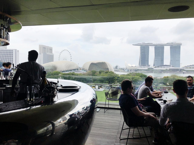 ゆっくりナイトショーを見たい人におすすめルーフトップバー