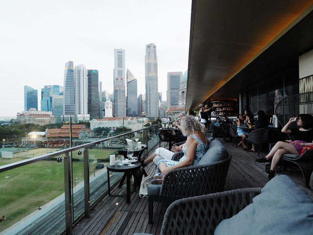 ゆっくりナイトショーを見たい人におすすめルーフトップバー