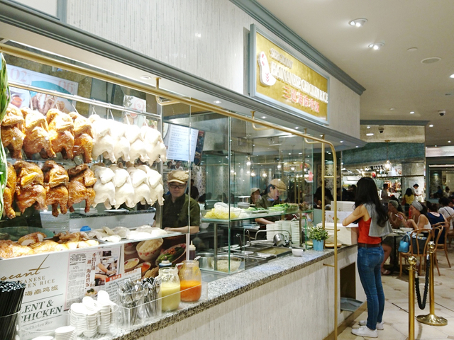 シンガポールの人気店が集まるフードコート